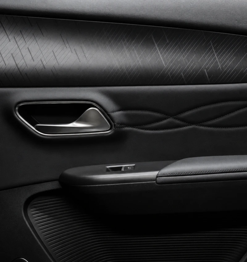 LEPAS E4 Interior Features